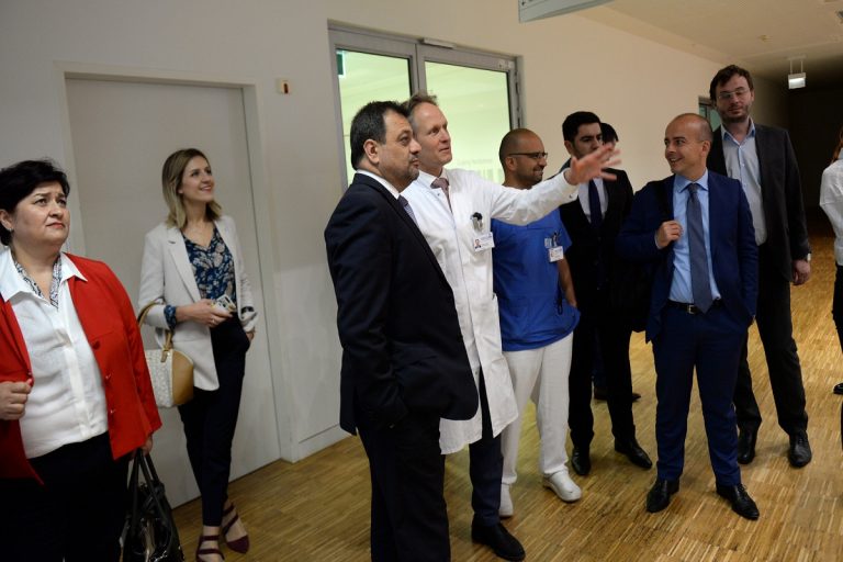 ВЛАДИНА ДЕЛЕГАЦИЈА НА СРЕДБА СО ПРОФЕСОРИ И ДОКТОРИ ОД УНИВЕРЗИТЕТСКАТА КЛИНИКА ВО ФРАНКФУРТ: СОРАБОТКАТА Е ВОСПОСТАВЕНА И ВО ИНТЕРЕС НА ПАЦИЕНТИТЕ И НАТАМУ ЌЕ СЕ ПРОДЛАБОЧУВА