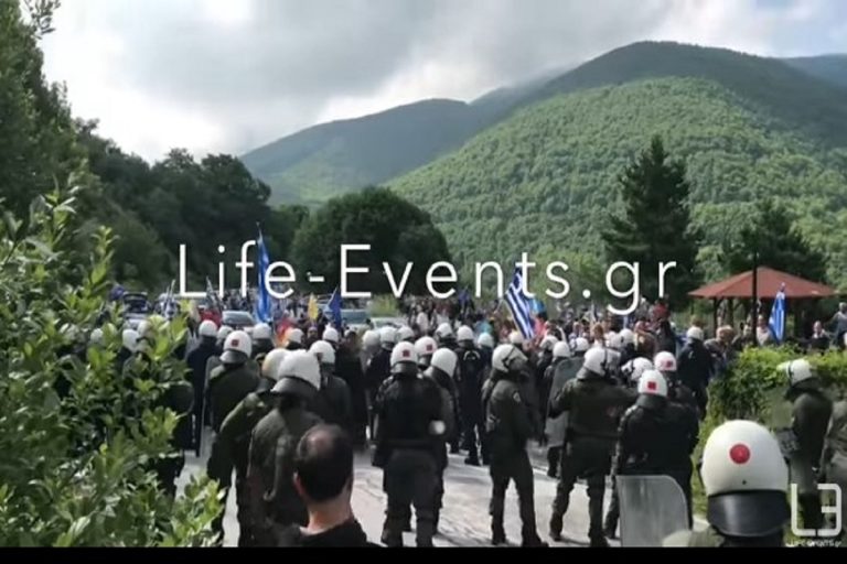 ГРЧКИ МЕДИУМИ: ДЕМОНСТРАНТИ СЕ СУДРИЈА СО ПОЛИЦИЈАТА ВО НИВИЦИ (ВИДЕО)