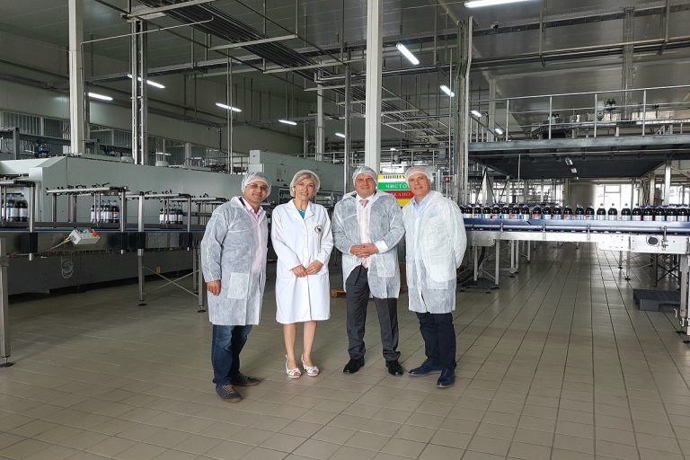 МИНИСТЕРОТ ШАПУРИЌ ВО ПОСЕТА НА ПРИЛЕПСКА ПИВАРА