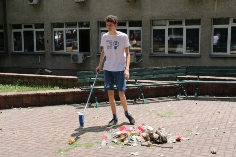 ХОЛАНДСКИ СРЕДНОШКОЛЦИ ГО ЧИСТЕА ЃУБРЕТО ПРЕД КЛИНИЧКИ ЦЕНТАР