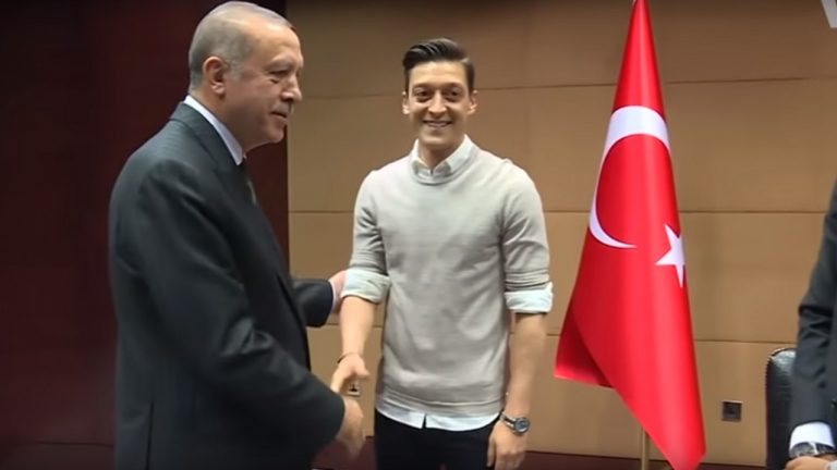 МЕСУТ ОЗИЛ СО ПОДДРШКА ОД СВОИТЕ ТИМСКИ КОЛЕГИ