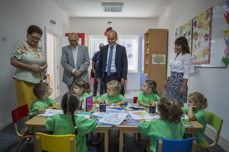 ВО ВЕЛЕШКО, КАРАСЛАРИ ОТВОРЕНА ГРАДИНКА ЗА 40 ДЕЦА, ПОГОЛЕМИ ПЛАТИ, УСЛОВИ ЗА ПОДОБАР РАСТ И РАЗВОЈ НА ДЕЦАТА