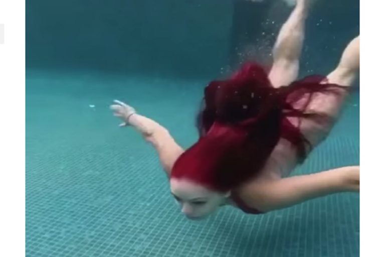 ГИФ: НЕКОЈ ДА ЈА ПРАША ДЕВОЈКАВА КАКОВ ШАМПОН КОРИСТИ