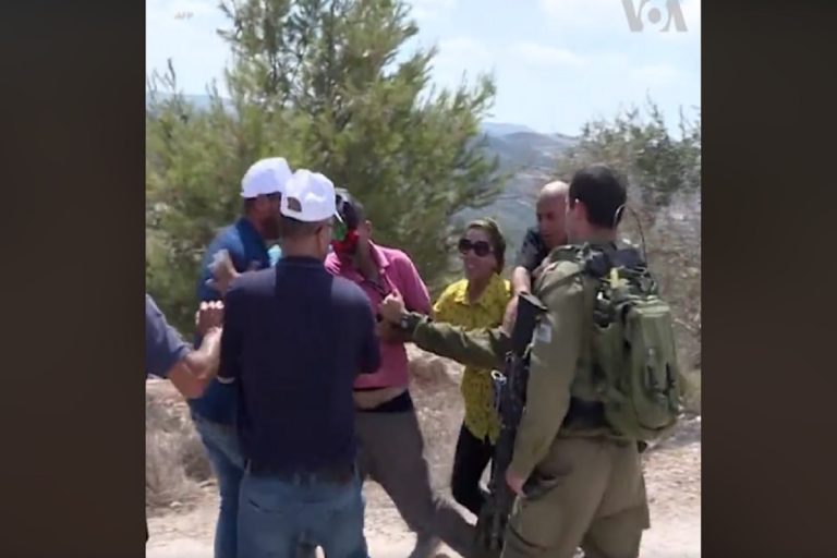 ВИДЕО: ТЕПАЧКА МЕЃУ ПАЛЕСТИНЦИ И ЕВРЕЈСКИ ДОСЕЛЕНИЦИ