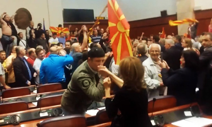 НЕ ВИСАТ ЗАЕДНО!