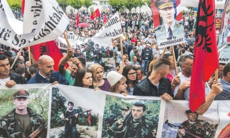 ПРОТЕСТ ВО ПЕЌ ПРОТИВ АЛБАНСКАТА ВЛАДА БИДЕЈЌИ МУ ПОМОГНАЛА НА ГРУЕВСКИ ДА ИЗБЕГА