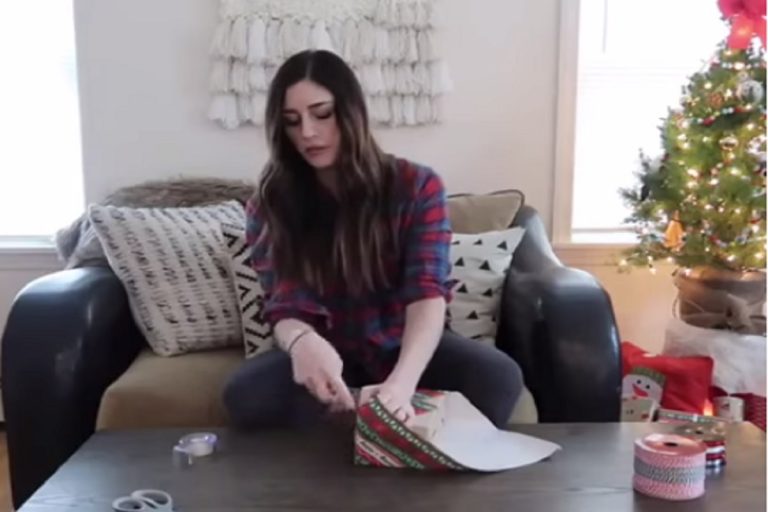 ВИДЕО: КАКО ДА ЗАВИТКАТЕ ГОЛЕМ ПОДАРОК ВО КУТИЈА.