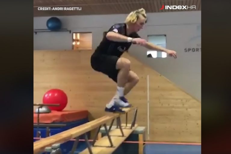 (ВИДЕО) ПОГЛЕДНЕТЕ ШТО ПРАВИ ОВА МОМЧЕ ВО СПОРТСКАТА САЛА