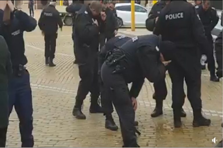 ВИДЕО: МОМЕНТОТ КОГА СОЛЗАВЕЦОТ ЌЕ „УДРИ“ ПО ПОЛИЦАЈЦИТЕ