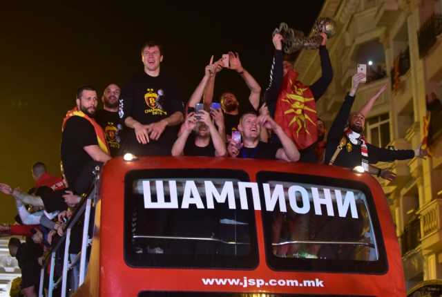 ВАРДАР ЕМОТИВНО СЕ ЗБОГУВА СО РАКОМЕТАРИТЕ КОИ СИ ЗАМИНУВААТ