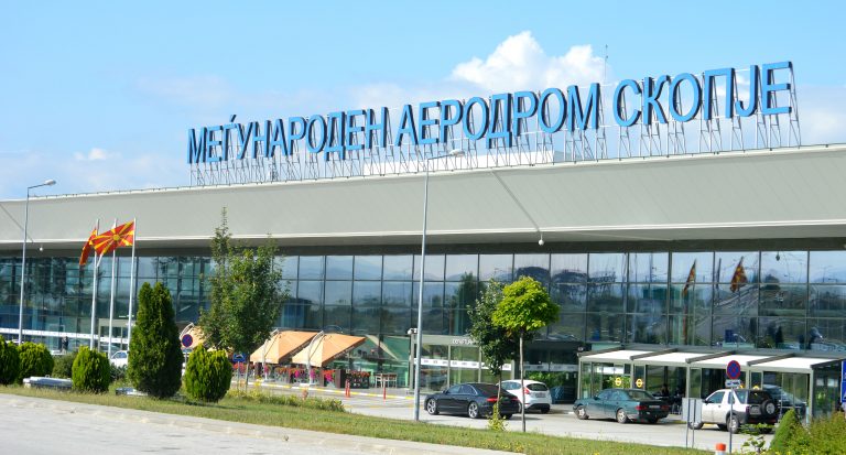Двајца странски државјани фатени со речиси еден милион фалсификат евра на скопскиот аеродром