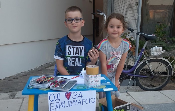 МАРКО И САРА СИ ГИ ПРОДАВААТ ИГРАЧКИТЕ ЗА ДА СОБЕРАТ ПАРИ ЗА ЕДРИЛИЧАРСКИОТ КЛУБ ШТО ИЗГОРЕ