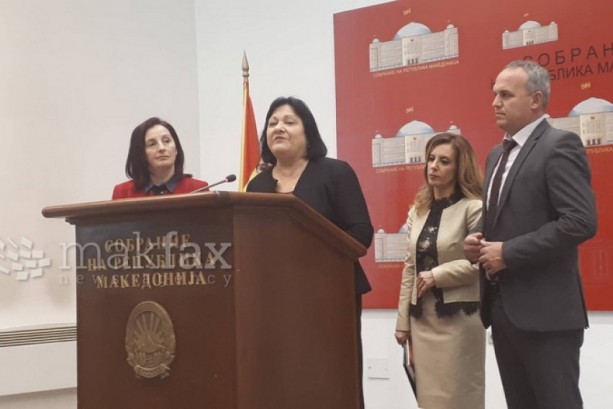 НА 8-МИНАТА ШТО ГРУЕВСКИ МУ ГИ ДАДЕ НА ЗАЕВ ЗА ДА ГЛАСААТ ЗА ПРОМЕНА НА ИМЕТО ИМ СЕ МАЛКУ МЕСТАТА ВО КОМИСИИТЕ НА СОБРАНИЕТО