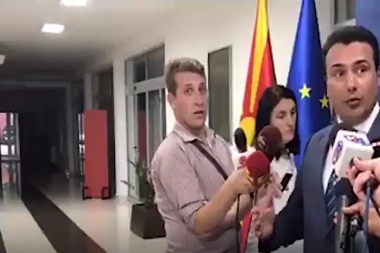 ВИДЕО: КАКВА БЕШЕ РЕАКЦИЈАТА НА НОВИНАРИТЕ КОГА ПРЕМИЕРОТ ЗАЕВ ГО ИЗГОВОРИ ЗБОРОТ „ПЕДЕР“