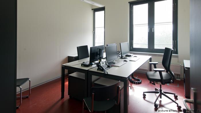 DW АНАЛИЗА: КОЛКУ „ФАНТОМИ“ РАБОТАТ ВО АДМИНСТРАЦИЈАТА?