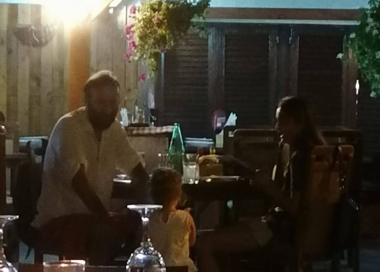 ПРИЈАТЕЛСКО ПАПАРАЦО- САШКО КОЦЕВ НАМЕСТО ВО ГРЦИЈА СО ФАМИЛИЈАТА НА БОЕМСКА