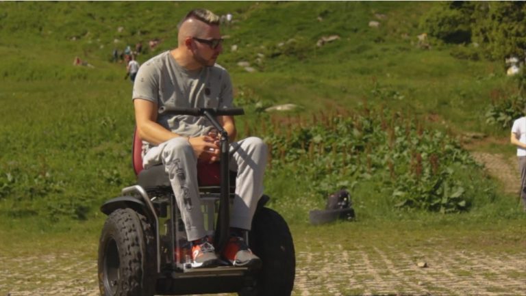 ВИДЕО: СО ИНВАЛИДСКА КОЛИЧКА ДО ВРВОТ