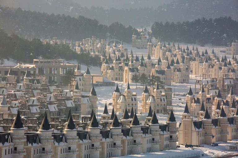 НАПУШТЕНИОТ ГРАД НА ФРАНЦУСКИТЕ ЗАМОЦИ ВО ТУРЦИЈА (ФОТО + ВИДЕО)