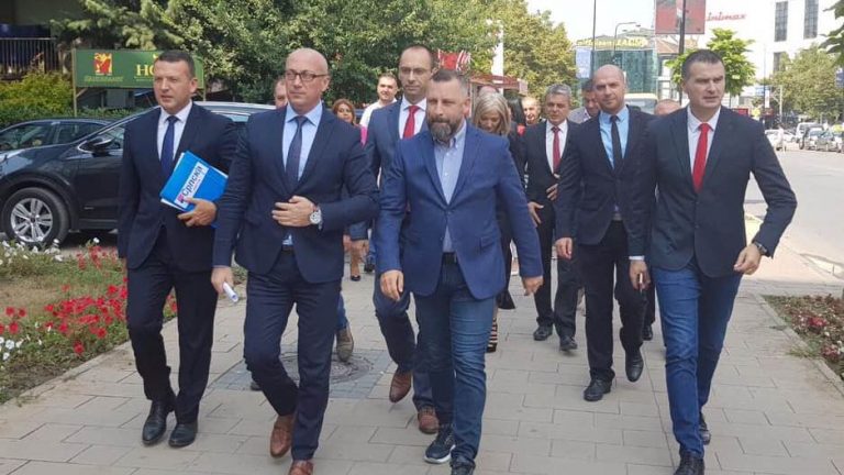 ПРИШТИНА ИМ ЗАБРАНИ ВЛЕЗ НА ЛУЃЕТО НА ВУЧИЌ БИДЕЈЌИ ВРШАТ ПРИТИСОК ВРЗ СРПСКАТА ОПОЗИЦИЈА ВО ПРЕДИЗБОРИЕТО