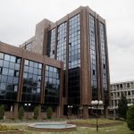 За ситна сум на пари да „заврши работа“ кај судии, долгогодишен судски полицаец од Кривичниот суд заврши во притвор