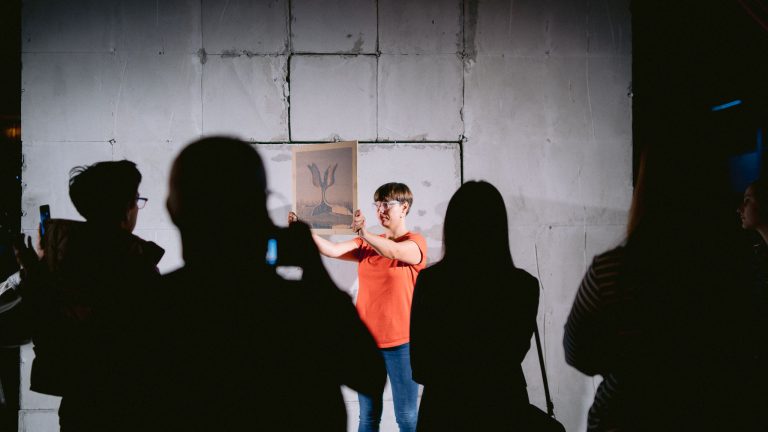 МАКЕДОНСКИОТ ПОБЕДНИК НА ПРАШКОТО КВАДРЕНАЛЕ „ОВАА ЗГРАДА ЗБОРУВА (НА)ВИСТИНА“ НА 53. БИТЕФ