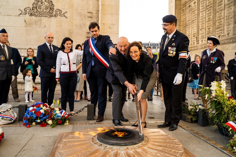 РАЗГОРЕН ВЕЧНИОТ ОГАН ВО ПАРИЗ ВО ЧЕСТ НА МАКЕДОНИЈА