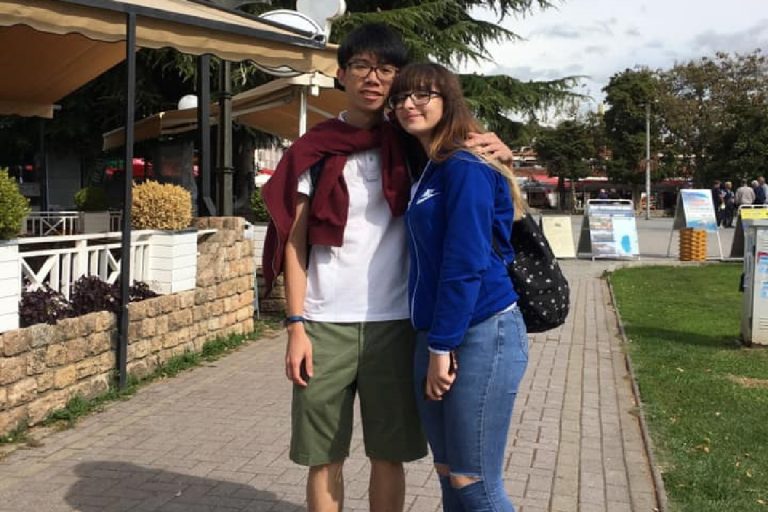 МОМЧЕ ОД ХОНГКОНГ НА ФЕЈСБУК ЈА БАРА ДЕВОЈКАТА СО КОЈА СЕ СЛИКАЛ ВО ОХРИД