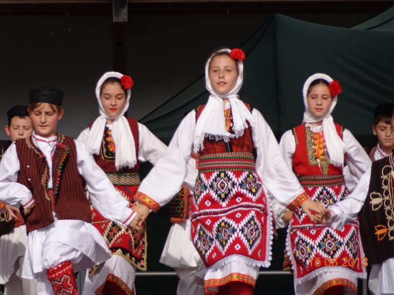 ПОЧНУВА ДЕТСКИОТ ФЕСТИВАЛ „ОД ЦВЕТ НА ЦВЕТ СО ОРО И ПЕСНА“