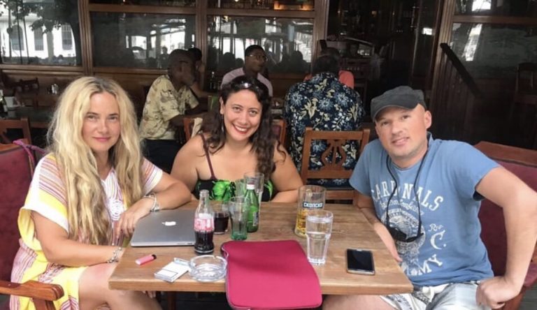 ЛИКОВНАТА УМЕТНИЧКА ИПЕК ДЕНИЗЛИ: СКОПЈЕ ГО ДОЖИВУВАМ КАКО ФАНТАСТИЧКА СПОЈКА МЕЃУ ЕВРОПА И АЗИЈА