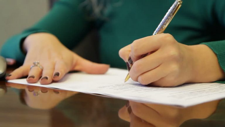 ДИРЕКТОРКА НА СКОПСКА ГРАДИНКА ЗАРАБОТИ КРИВИЧНА ПРИЈАВА-САМА СИ ГО ПРОДОЛЖИЛА МАНДАТОТ