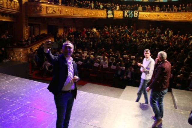 АРТАН ГРУБИ ГИ „ШВЕРЦУВАЛ“ ШВЕРЦЕРИ ВО МНТ, ТИЕ ИСПОКРШИЛЕ ОРНАМЕНТИ НА СЕДИШТАТА!