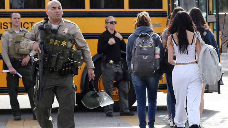 (ВИДЕО) КРВАВ НАПАД ВО САД: УБИЕНИ ДВАЈЦА УЧЕНИЦИ, 16-ГОДИШНИОТ НАПАЃАЧ СИ ПУКАЛ ВО ГЛАВАТА