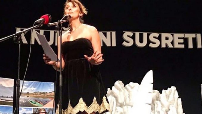 ПОЕТЕСАТА НАТАША САРЏОСКА НАСТАПИ НА 43. ПЛАВСКИ КНИЖЕВНИ СРЕДБИ