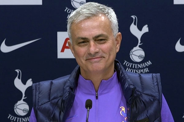 ЗИМСКА БОМБА ВО ЛОНДОН: МУРИЊО НОСИ ЕКСТРА ЗАСИЛУВАЊЕ ОД РЕАЛ МАДРИД