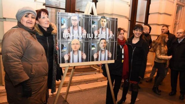 УЧЕСНИЦИТЕ НА ПРОТЕСТОТ ВО НОВИ САД СИМБОЛИЧНО ГО ИСПРАТИЈА ВУЧИЌ ВО ЗАТВОР