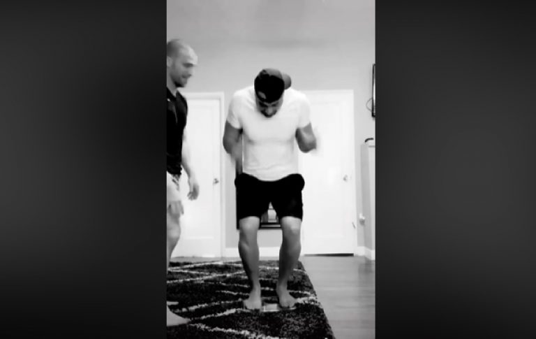 (ВИДЕО) МАЖИ ИМИТИРААТ ЖЕНИ КАКО ИЗГЛЕДА КОГА ЌЕ СЕ КАЧАТ НА ВАГА :)