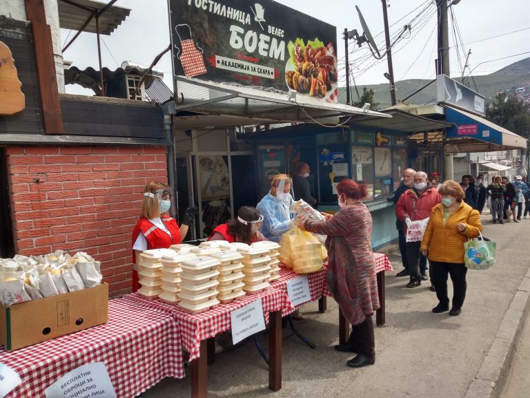 ВЕЛЕШАНИ ЗА ПРИМЕР: ГОСТИЛНИЦА БОЕМ И СЕМЕЈСТВОТО НА ПАНЧЕ ЌУМБЕВ НАХРАНИЈА 400 ЛУЃЕ