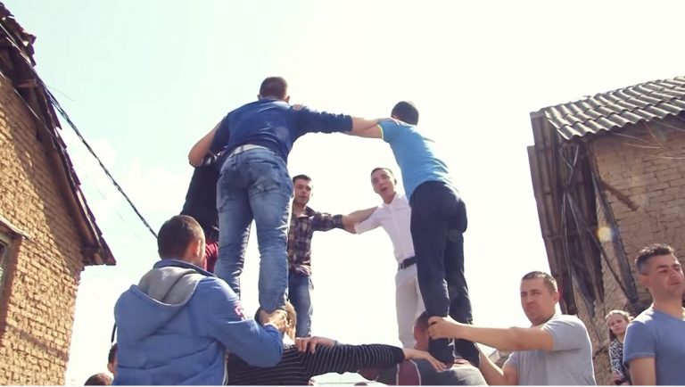 ВЕЛИГДЕНСКИ КУЛИ – ОБИЧАЈ КОЈ СЕ СРЕЌАВА ЕДИНСТВЕНО ВО МАКЕДОНСКИ БРОД