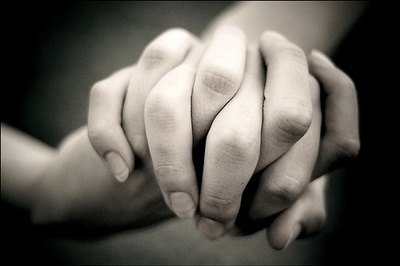 КОРОНАВИРУСОТ НЕ УСПЕА ДА ГИ РАЗДЕЛИ- СТЈУАРТ И АНДРИЈАНА ПОЧИНАА ЗАЕДНО ПО 50 ГОДИНИ БРАЧЕН ЖИВОТ