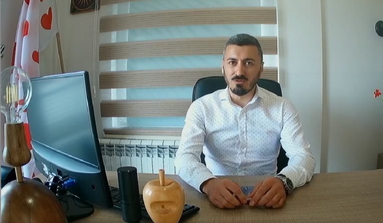 (ВИДЕО) ДЕЧКО ЗАБРИШИ СЕ ТИ КАПНАЛО АЛУМИНИУМ НА БРАДАТА