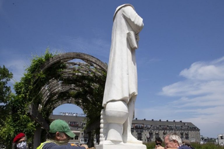 ОБЕЗГЛАВЕНА СТАТУА НА ХРИСТОФОР КОЛУМБО ВО БОСТОН