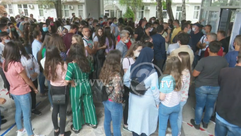 УЧЕНИЦИТЕ ШТО ШТО ПРОТЕСТИРАА ПРЕД „Д-Р ПАНЧЕ КАРАЃОЗОВ“ ВЛЕГОА И ПОЛАГАА ПРИЕМЕН ИСПИТ