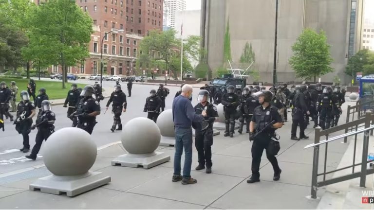 ПОЛИЦАЈЦИТЕ ШТО ГО ТУРНАА ВОЗРАСНИОТ ЧОВЕК ВО БАФАЛО ДАДОА ОТКАЗИ