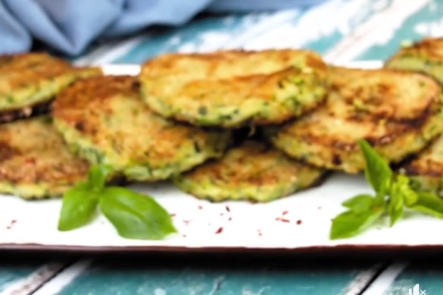 ВИДЕО: ДВЕ СУПЕР ВКУСНИ РЕЦЕПТИ ЗА ЌОФТИЊА ОД ТИКВИЦИ И КОМПИР