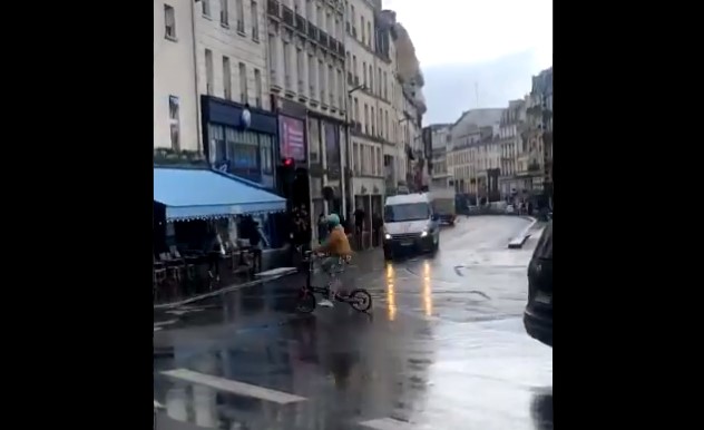 (ВИДЕО) ЧЕТИРИ ЛИЦА ПРОБОДЕНИ СО НОЖ ВО БЛИЗИНА НА РЕДАКЦИЈАТА НА „ШАРЛИ ЕБДО“