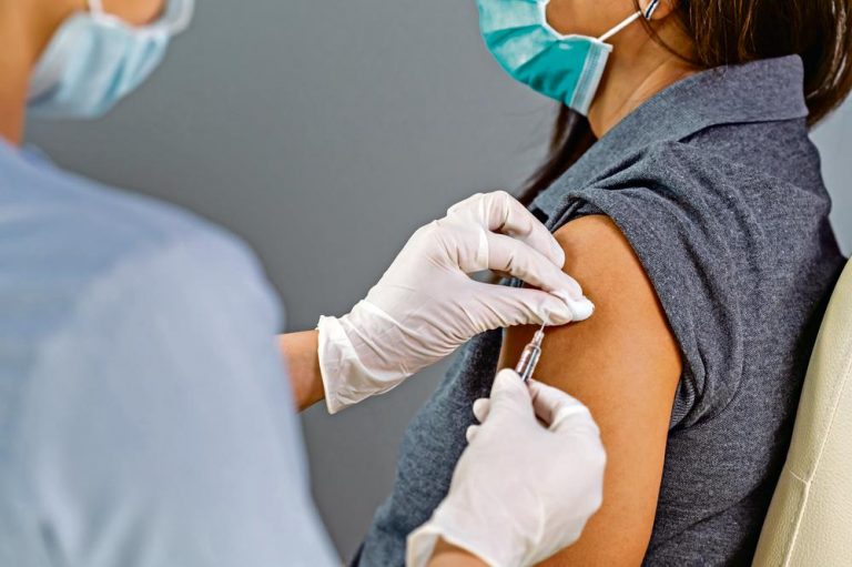 Инфекцијата со коронавирус е три пати помала кај вакцинираните