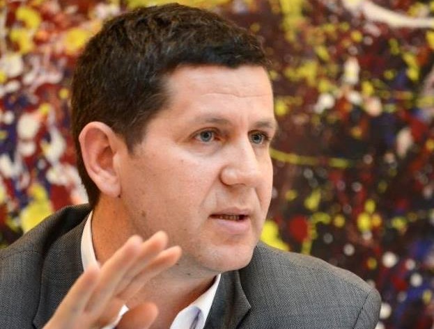 АЛБАНСКАТА ПОЛИТИКА ВО КАНЏИТЕ НА ОСКАТА БЕЛГРАД-АТИНА