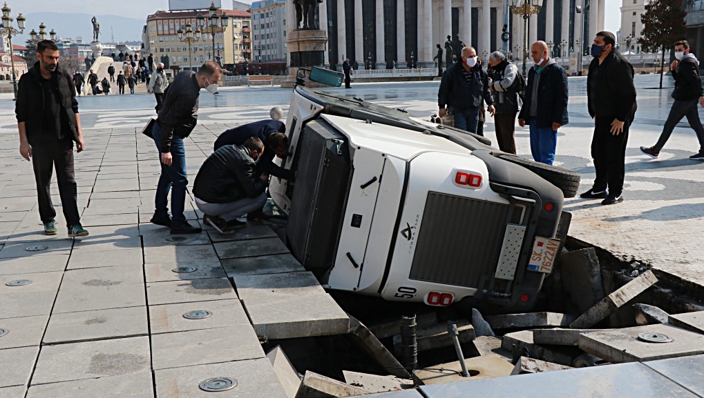 ПРОПАДНА МАШИНА ЗА ЧИСТЕЊЕ НА ПЛОШТАДОТ МАКЕДОНИЈА ВО СКОПЈЕ