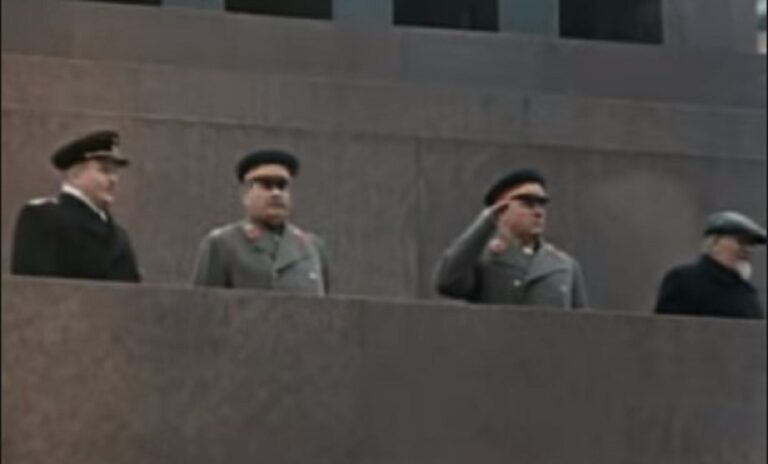 (ВИДЕО) ЦРВЕНАТА АРМИЈА „МАРШИРА“ ВО ЦЕНТАРОТ НА ГЛАВНИОТ ГРАД НА ЗЕМЈА ЧЛЕНКА НА НАТО