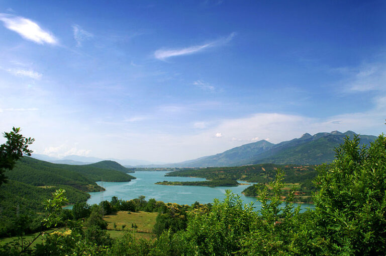 Кривични пријави против две лица – без одобрение изградиле објекти покрај брегот на Дебарското Езеро